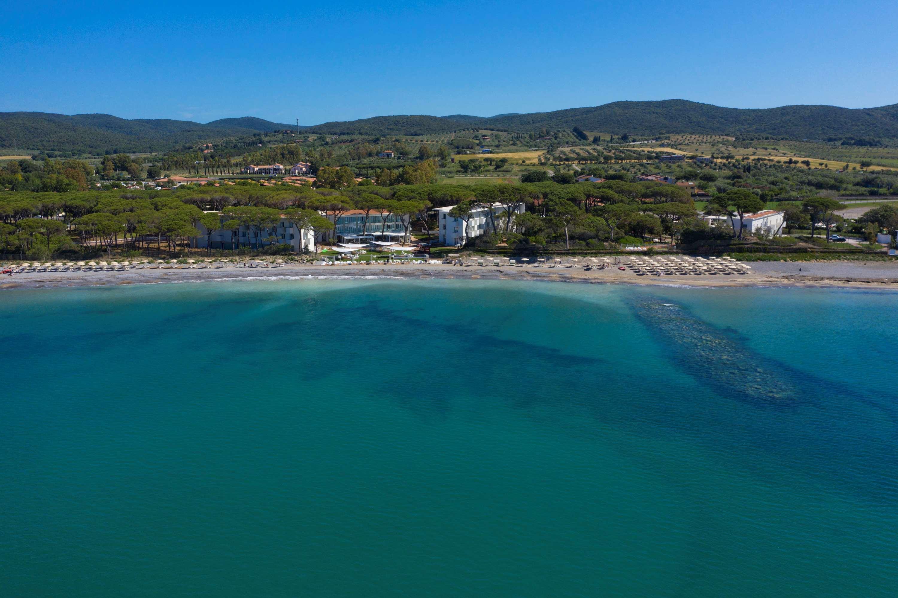 The Sense Experience Resort Follonica Dış mekan fotoğraf Aerial view of the bay