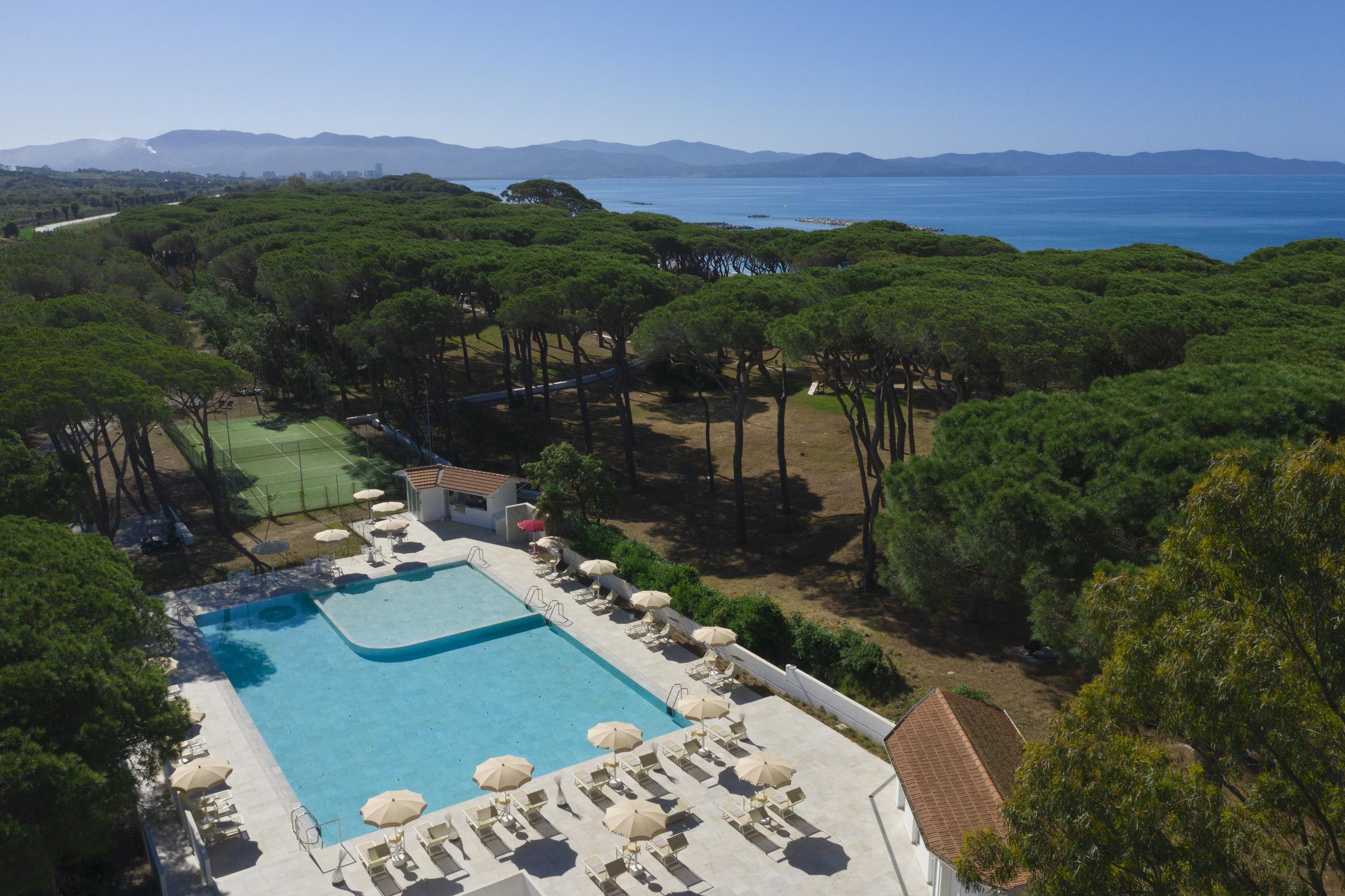 The Sense Experience Resort Follonica Dış mekan fotoğraf The resort's swimming pool