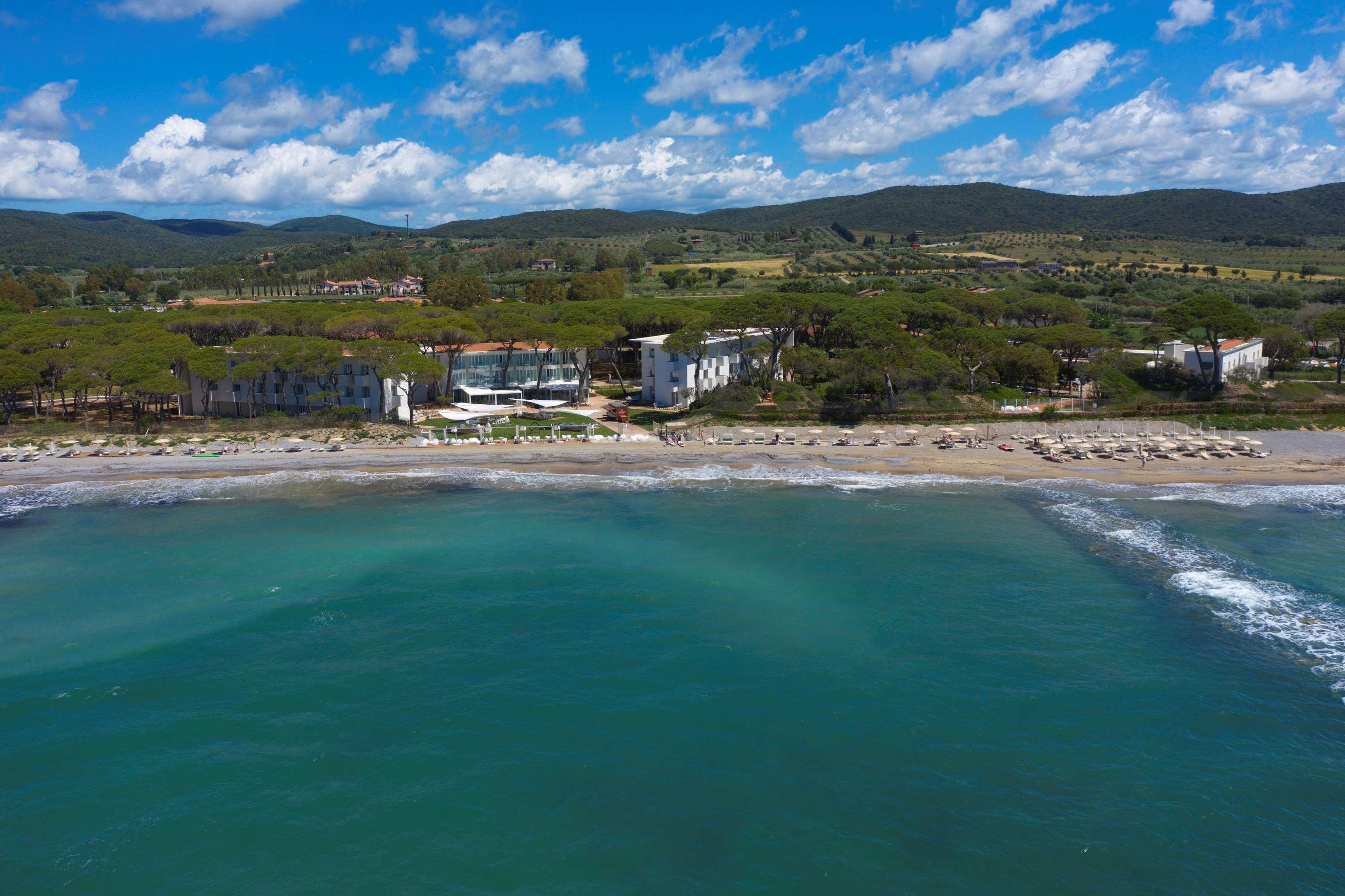 The Sense Experience Resort Follonica Dış mekan fotoğraf Aerial view of the beach